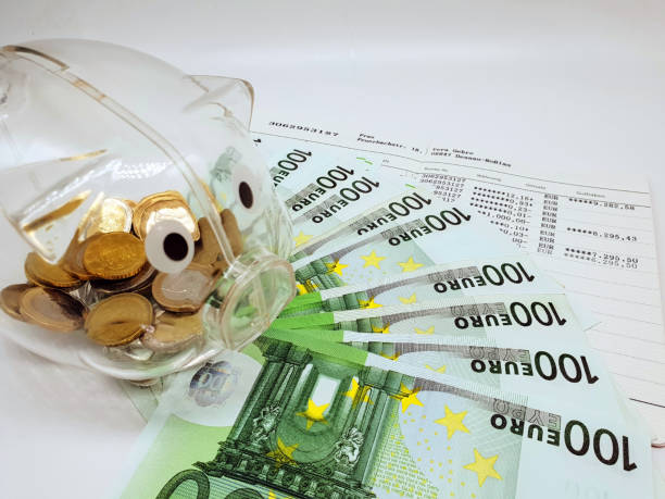 euro-banknoten, sparschwein und sparbuch - centrum stock-fotos und bilder