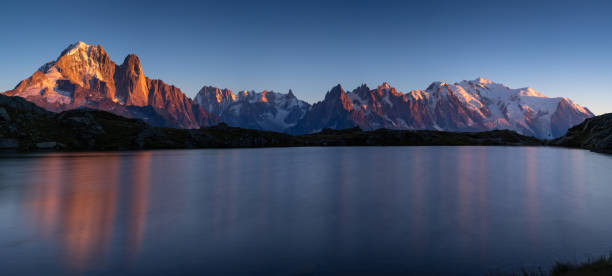 ultima luce - mountain alpenglow glowing lake foto e immagini stock