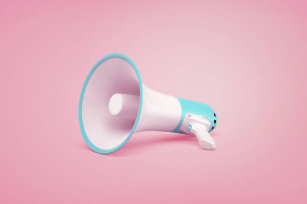 ein weißer und blauer portable schnurlose megaphon liegt auf einem pastell rosa hintergrund. - warning sign audio stock-fotos und bilder
