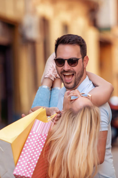 istock Couple in shopping 1055950520