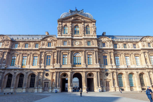 view of the famous louvre museum in paris - paris square architecture travel destinations urban scene imagens e fotografias de stock