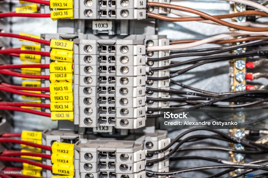 Armario eléctrico con conexiones de cables - Foto de stock de Alambre libre de derechos