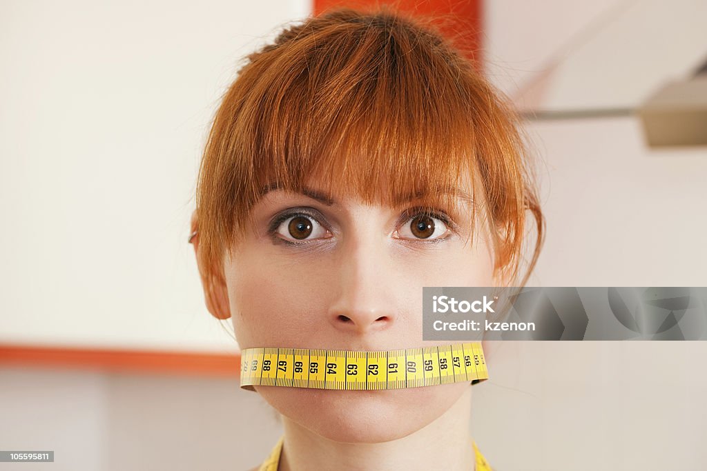 Frau mit einem Maßband gagged - Lizenzfrei Abnehmen Stock-Foto