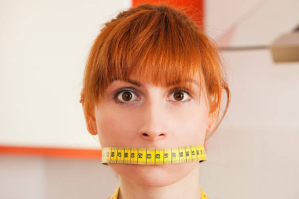 여자 gagged 고슴도치에 줄자 - eating disorder bulimia gag weight 뉴스 사진 이미지