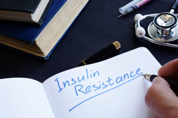 resistência à insulina, escrito à mão em um bloco de notas. - insulin resistance - fotografias e filmes do acervo