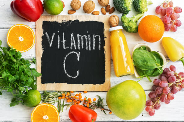 frutas y verduras con vitamina c. saludable alimentos altos en vitamina c. superior ver, encima de la cabeza. - text wood alphabet nature fotografías e imágenes de stock