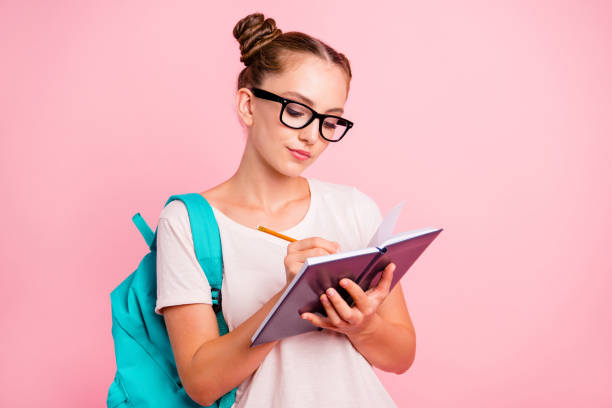 선명한 분홍색 배경과 텍스트 복사 공간에 고립 된 노트북에 집중된 리더 학생 여자의 초상화 기록 - nerd student female exam 뉴스 사진 이미지