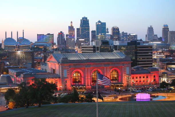 kansas city skyline union station ao entardecer - kansas city missouri fountain missouri union station kansas city - fotografias e filmes do acervo