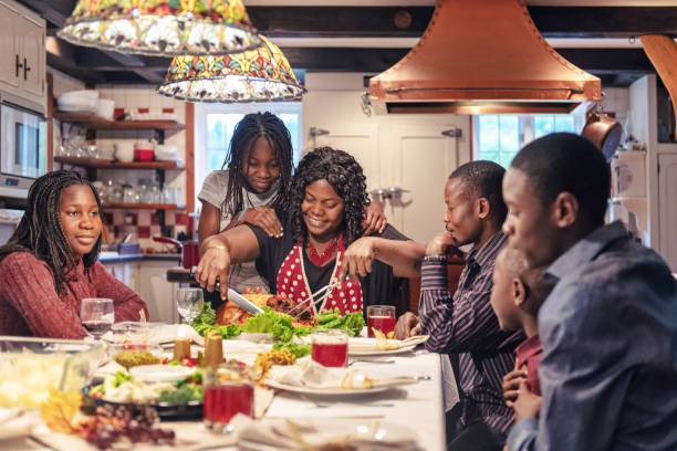 dîner de thanksgiving préparation afro-américaine - thanksgiving turkey dinner dinner party photos et images de collection