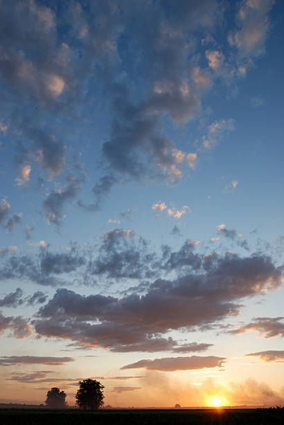 Nublado pôr do sol sobre o campo field - foto de acervo