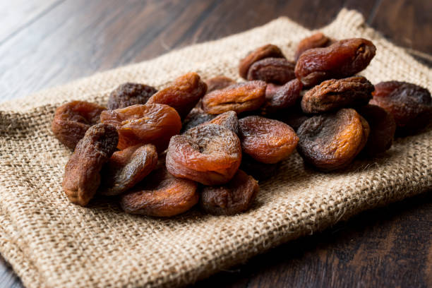 türkischen stil bio getrockneten aprikosen auf sack - dried apricot stock-fotos und bilder