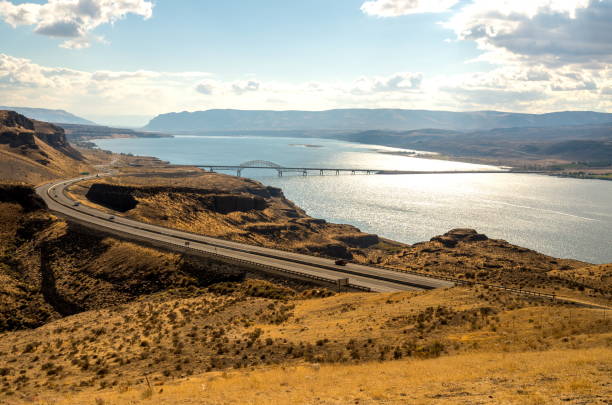 columbia river und vantage brücke i-90, washington-usa - eastside stock-fotos und bilder