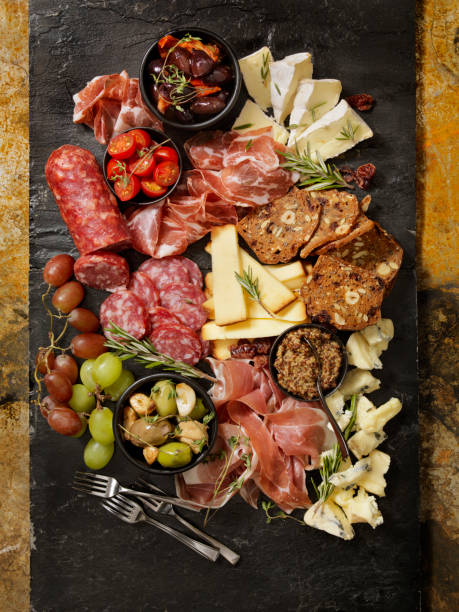 conseil de charcuterie - cheese wine food appetizer photos et images de collection