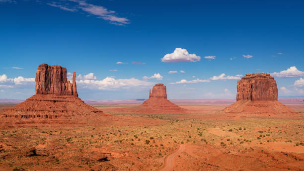 panorama monument valley arizona usa - monument valley navajo mesa monument valley tribal park fotografías e imágenes de stock