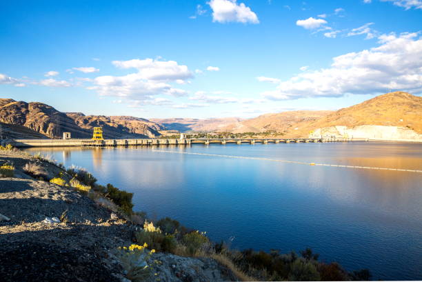 grand coulee dam and lake roosevelt in washington-usa - grand coulee dam imagens e fotografias de stock