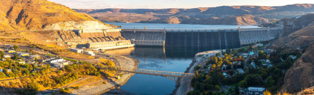 panoramic view of grand coulee dam and lake roosevelt, washington-usa - grand coulee dam imagens e fotografias de stock