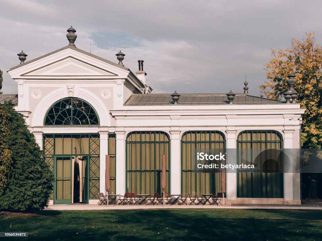 Ein wunderschönes Gebäude im öffentlichen Park. Palmhouse am englischen Garten in Tata, Ungarn - Lizenzfrei Architektur Stock-Foto