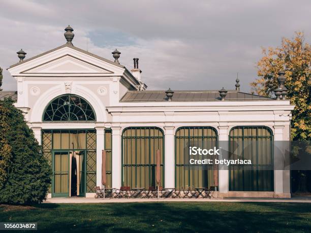 Ein Wunderschönes Gebäude Im Öffentlichen Park Palmhouse Am Englischen Garten In Tata Ungarn Stockfoto und mehr Bilder von Architektur