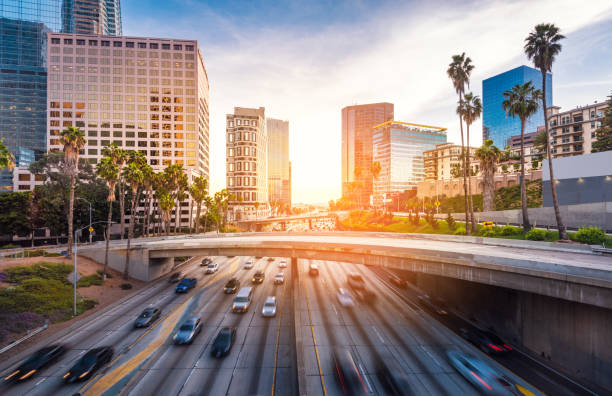 traffico nel centro di los angeles al tramonto - city of los angeles city life cityscape night foto e immagini stock