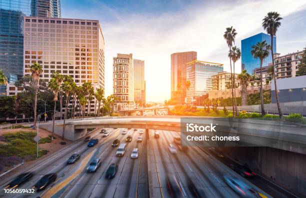 Downtown Los Angeles Traffic At Sunset - Fotografias de stock e mais imagens de Cidade de Los Angeles - Cidade de Los Angeles, Condado de Los Angeles, Califórnia