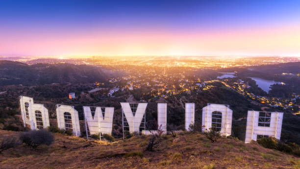 los angeles, estados unidos - 14 de junio de 2018 - detrás el hollywood firmar al atardecer - city of los angeles los angeles county sign skyline fotografías e imágenes de stock