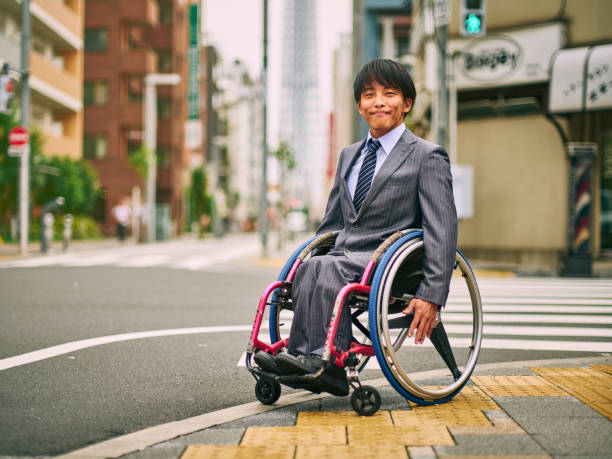 日本人男性を車椅子 - 車いす ストックフォトと画像