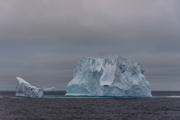 iceberg en el mar antártico - arctic station snow science fotografías e imágenes de stock