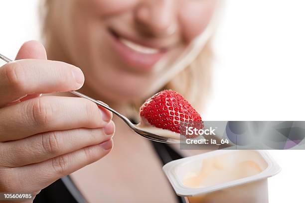 Comer Iogurte - Fotografias de stock e mais imagens de Adulto - Adulto, Alimentação Saudável, Bebida