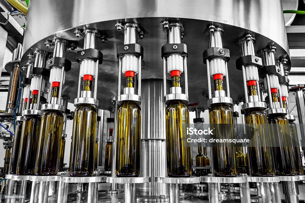 Flaschenfüllung, Weine in Flaschen gefüllt mit Wein durch eine industrielle Maschine in einer weinfabrik - Lizenzfrei Wein Stock-Foto