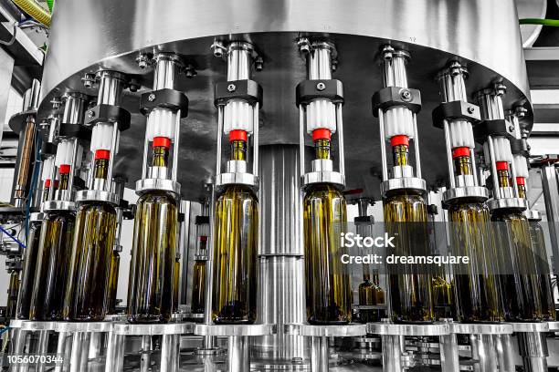 Flaschenfüllung Weine In Flaschen Gefüllt Mit Wein Durch Eine Industrielle Maschine In Einer Weinfabrik Stockfoto und mehr Bilder von Wein