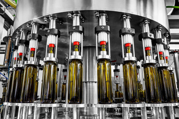 瓶充填、ワイン工場の産業機械によってワインが入ったボトルにワイン - bottling plant winery wine industry ストックフォトと画像