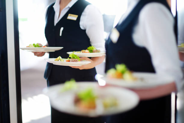 cameriere che trasporta piatti con piatto di carne - waiter foto e immagini stock