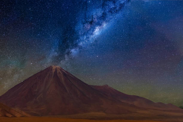 Milky way in  Licancabur volcano at Atacama Desert Milky way in  Licancabur volcano at Atacama Desert salar de atacama stock pictures, royalty-free photos & images