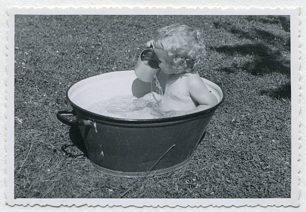 vintage foto von baby - washtub stock-fotos und bilder