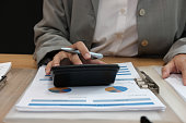 finanzberater-nutzen-sie-rechner-einnahmen-budget-berechnen-buchhalter-buchhaltung-zu-tun.jpg?b=1&s=170x170&k=20&c=kIIVeMZOWiCH7X2YLlcNwASlPWp92gycDtdWKWTJV4Y=