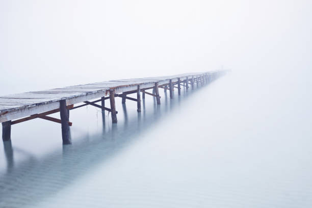 foodbridge dans le brouillard avec un homme debout sur elle - passerelle pont photos et images de collection