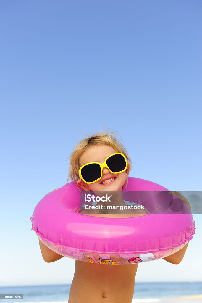 Kinder mit Sonnenbrillen und aufblasbaren ring am Strand - Lizenzfrei Kind Stock-Foto