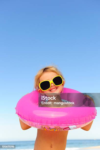 Kinder Mit Sonnenbrillen Und Aufblasbaren Ring Am Strand Stockfoto und mehr Bilder von Kind