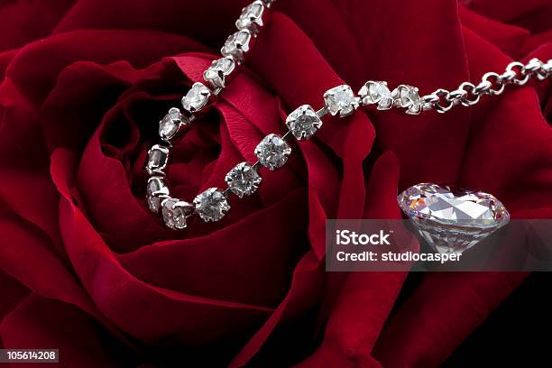 ダイヤモンドとレッドのローズ - 宝石 ダイヤモンドのストックフォトや画像を多数ご用意 - 宝石 ダイヤモンド, 植物 バラ, 花