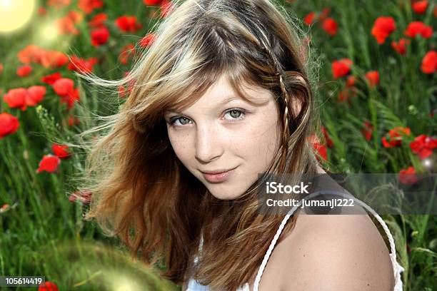 Foto de Garota Em Poppies e mais fotos de stock de Adolescente - Adolescente, Adolescentes Meninas, Adulto