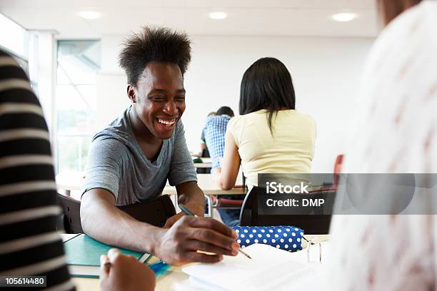 Photo libre de droit de Confiant Mâle Étudiant Heureux Avec Des Amis Dans Une Salle De Classe banque d'images et plus d'images libres de droit de Adolescent