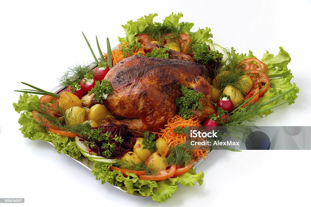 Курица, приготовленные на гриле с овощами на поднос изолированные блюдо - Стоковые фото День Благодарения роялти-фри