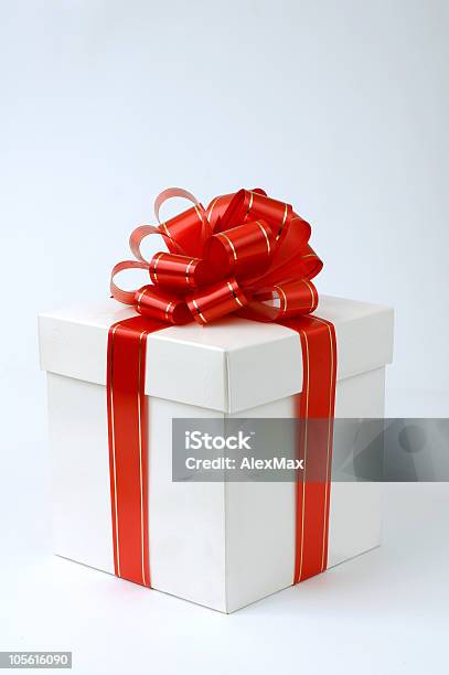 Caja De Regalo De Navidad Festiva Presente Objeto Aislado Blanco Foto de stock y más banco de imágenes de Aniversario