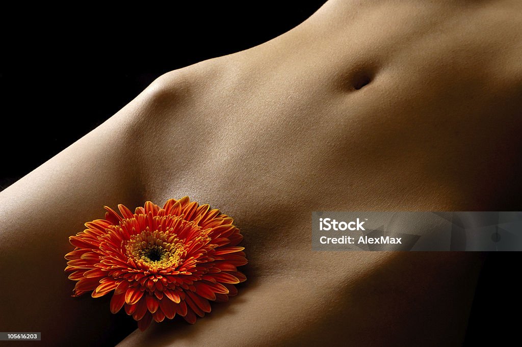Cuerpo desnudo mujer joven con la flor - Foto de stock de Abdomen humano libre de derechos