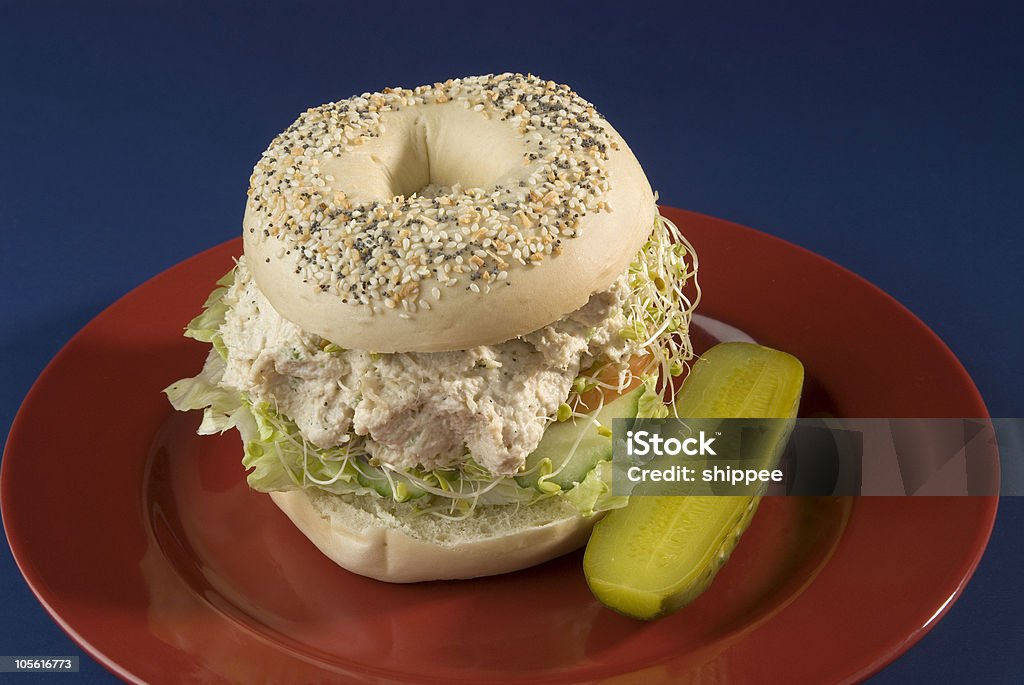 Salada de Galinha Pãozinho em Forma de Anel Sanduíche - Royalty-free Salada de Galinha Foto de stock