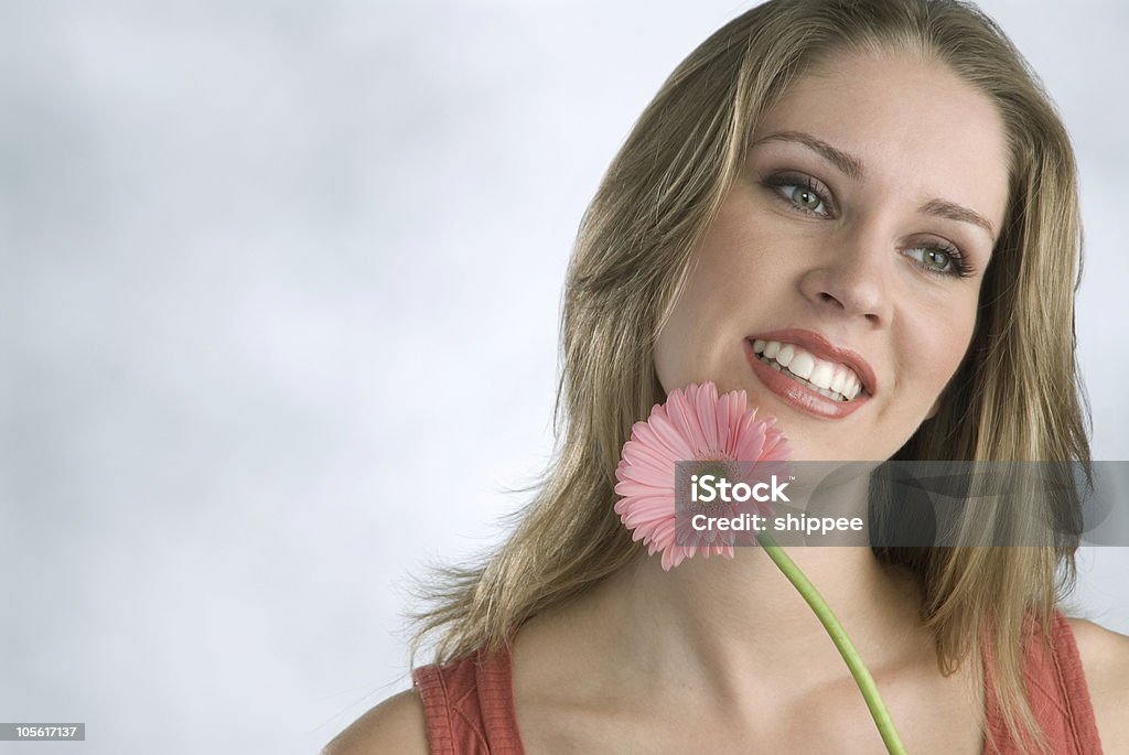 Giovane donna con fiore - Foto stock royalty-free di Adulto