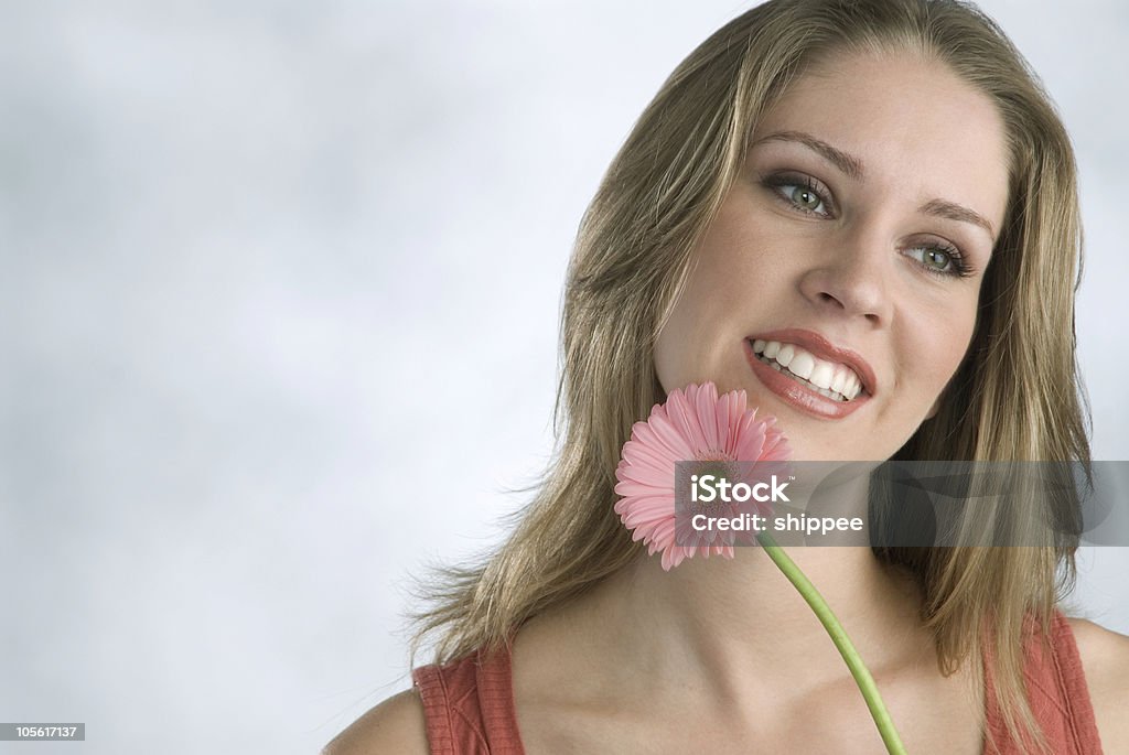 Jovem mulher com flor - Foto de stock de Acontecimentos da Vida royalty-free