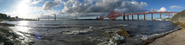 forth rail bridge in south queensferry near edinburgh in scotland in united kingdom - firth of forth rail bridge bridge edinburgh europe imagens e fotografias de stock