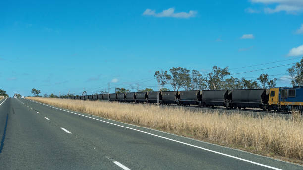 train hauling coal from open cut mine - train coal mining australia imagens e fotografias de stock