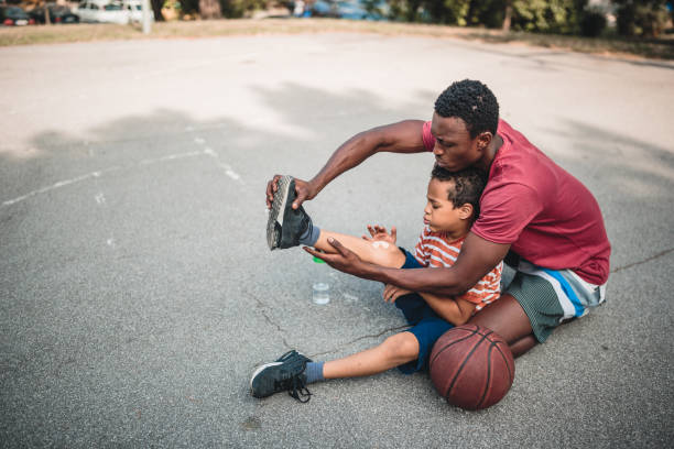 pai e filho jogando basquete - basketball child dribbling basketball player - fotografias e filmes do acervo